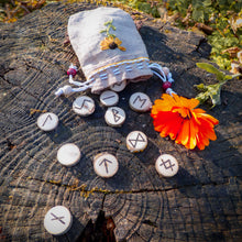 Charger l'image dans la galerie, Jeu de runes de poche en saule "Calendula"