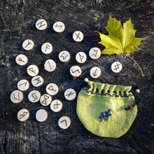Charger l'image dans la galerie, Jeu de runes en noisetier "Myrtille"