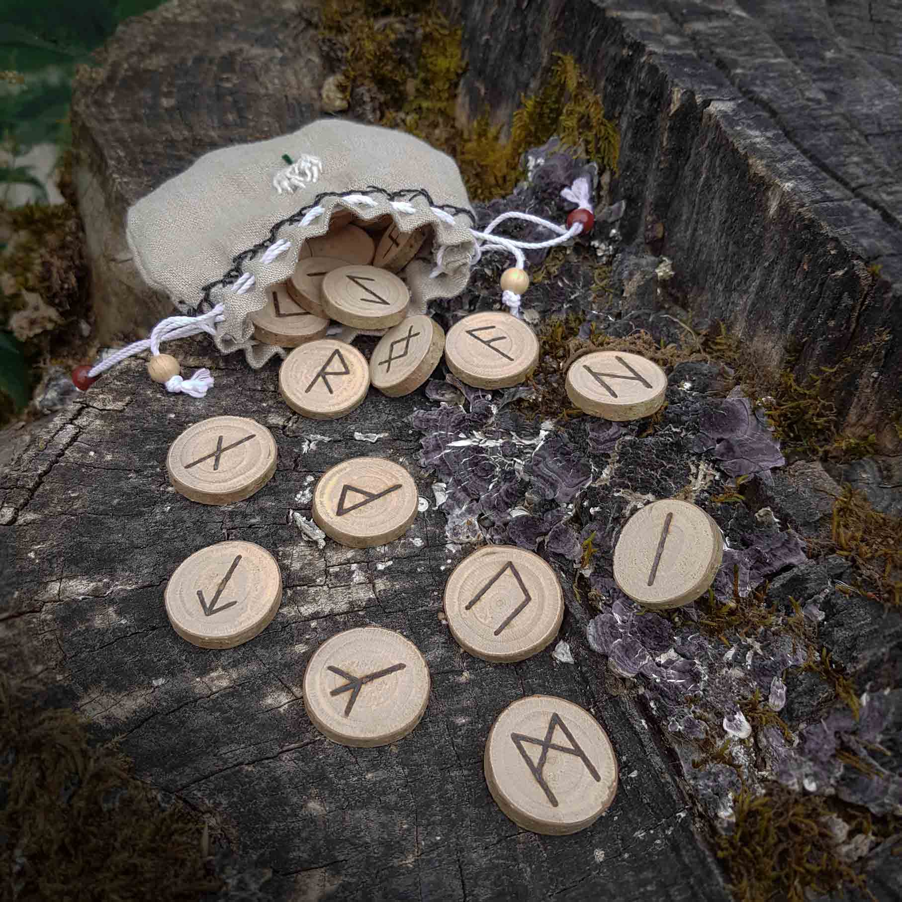 Jeu de runes divinatoires viking, en bois de noisetier, fait main